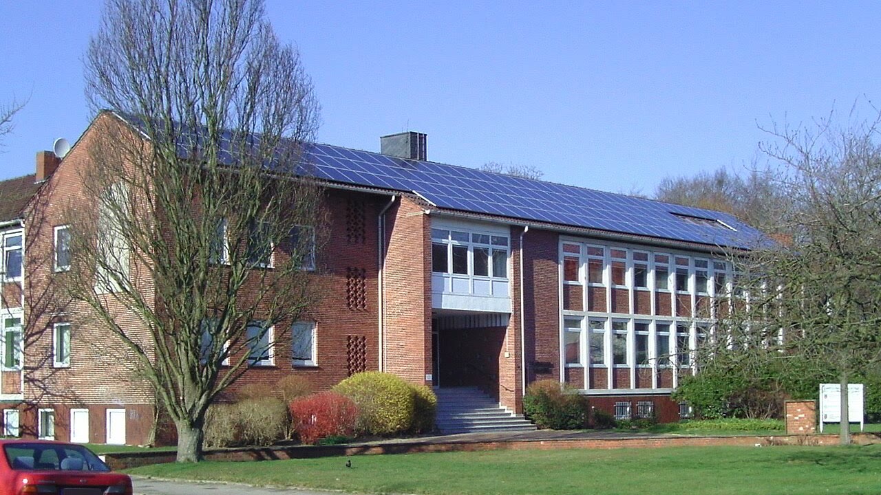 Norddeutsches Backsteingebäude mit Photovoltaikmodulen auf dem Dach.